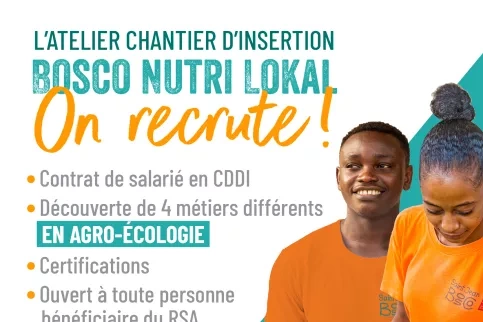Affiche de recrutement pour l’atelier chantier d’insertion "Bosco Nutri Lokal". Le texte indique que l’ACI recrute des personnes bénéficiaires du RSA en contrat CDDI, pour découvrir quatre métiers en agro-écologie, avec des certifications à la clé. L'inscription se fait sur le site inclusion.beta.gouv.fr. Deux jeunes adultes souriants, un jeune homme et une jeune femme, en t-shirt orange avec le logo "Saint Jean Bosco", tiennent des plantes vertes. Logos en bas : Union européenne, Association ASJB
