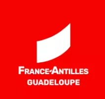 fond rouge avec une image en blanc en forme d'accent aigu et avec les mots France-Antilles Guadeloupe sur deux lignes en blanc et en gras en-dessous