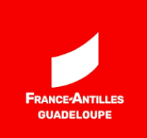fond rouge avec une image en blanc en forme d'accent aigu et avec les mots France-Antilles Guadeloupe sur deux lignes en blanc et en gras en-dessous