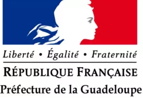 drapeau français avec la tête de Marianne de profil en blanc avec le slogan liberté, égalité, fraternité, République Française et Préfecture de la Guadelouope sur 3 lignes en-dessous des images