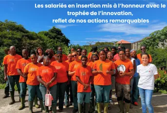 trophée de l'ACI BNL tenu par les salariés en insertion en orange et une permanente de l'ACI