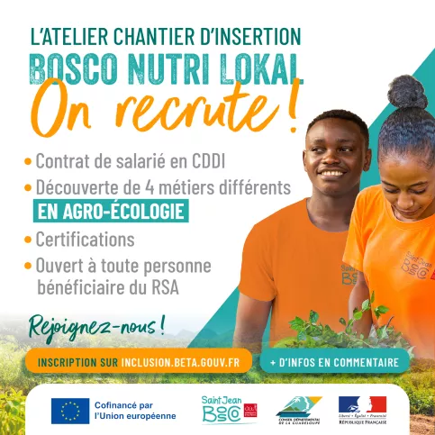 Affiche de recrutement pour l’atelier chantier d’insertion "Bosco Nutri Lokal". Le texte indique que l’ACI recrute des personnes bénéficiaires du RSA en contrat CDDI, pour découvrir quatre métiers en agro-écologie, avec des certifications à la clé. L'inscription se fait sur le site inclusion.beta.gouv.fr. Deux jeunes adultes souriants, un jeune homme et une jeune femme, en t-shirt orange avec le logo "Saint Jean Bosco", tiennent des plantes vertes. Logos en bas : Union européenne, Association ASJB
