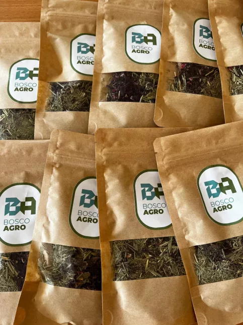 sachet de thé avec des herbes médicinales et les lettres majuscules BB sur les paquets