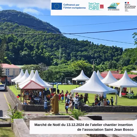 chapiteaux sur un grand terrain, sous lesquels des gens échangent lors du marché de noël de fin d'année de l'ACI BNL