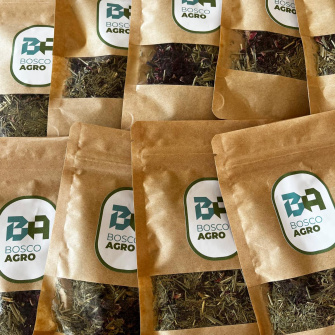 sachets de thé avec des herbes aromatiques et le logo en lettres majuscules BB