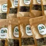 sachets de thé avec des herbes aromatiques et le logo en lettres majuscules BB